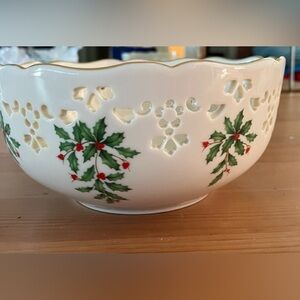 EUC Lenox Vintage Christmas Bowl 1990’s Porcelain width:6 inches gold trim